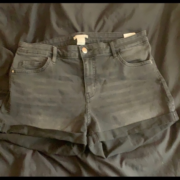 H & M Size 10 Mid Rise Black Jean shorts - Picture 2 of 3